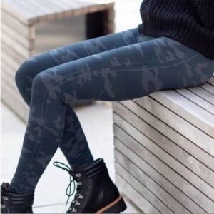 Spanx Look at Me Now Seemless Green Camo Legging Sz Large